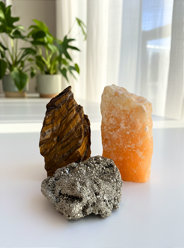 Combo Casa Próspera - Base Serrada de Calcita Amarela e de Olho de Tigre; Pirita de Ambiente