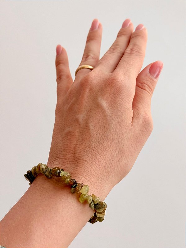 Pulseira de Granada Verde – Crescimento, Prosperidade e Cura do Coração