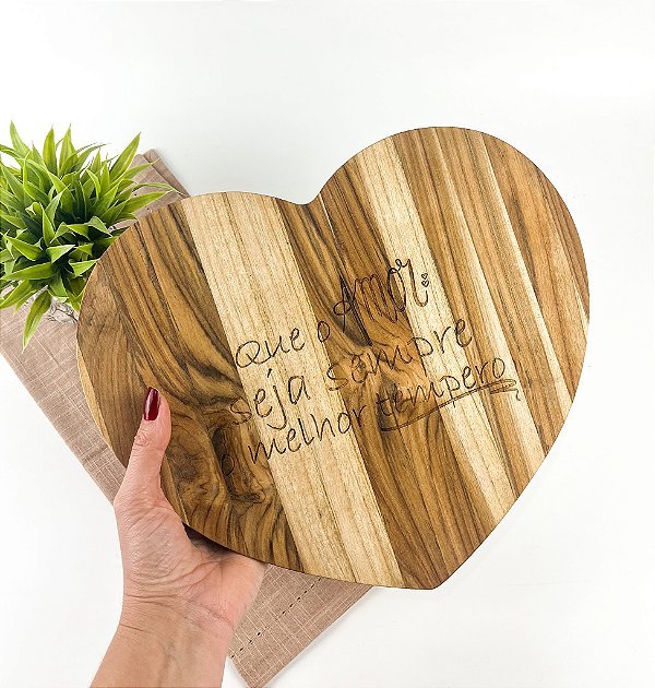 Tábua de Corte em Formato de Coração Personalizada - Mãe