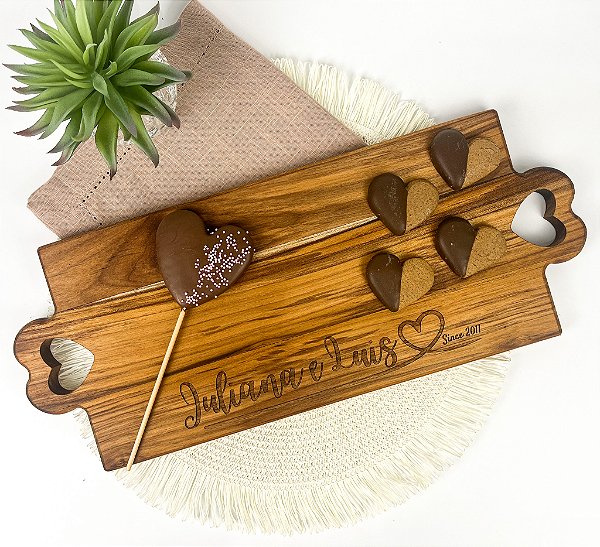 Tábua de Corte em Madeira Teca com Alças de Coração Personalizada
