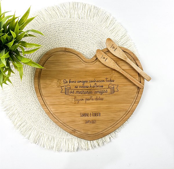 Kit com tábua de coração e 02 espátulas Personalizadas