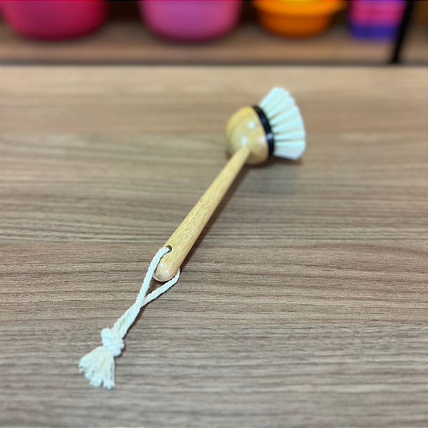 Escova de Limpeza Redonda com Cabo Longo de Bambu – OIKOS