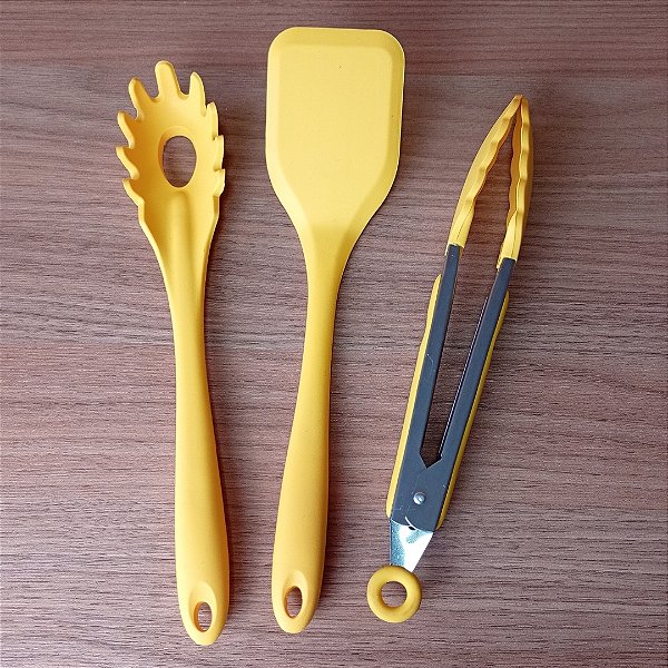 Kit Utensílios de Silicone Amarelo – Pegador de Macarrão + Espátula Lisa + Pegador com Trava