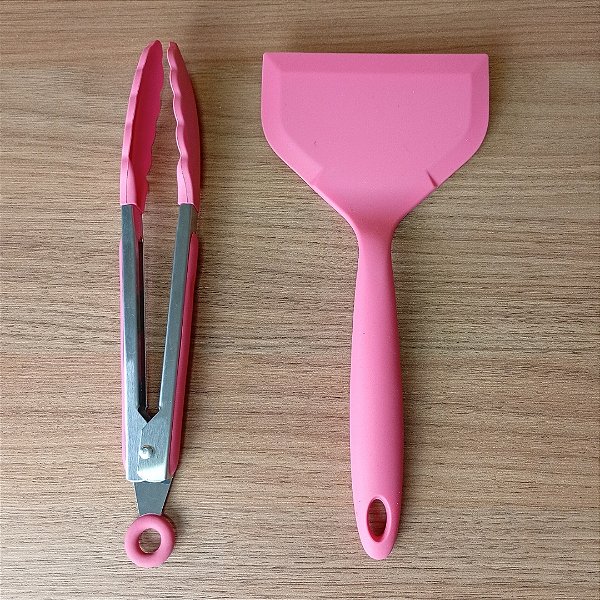 Kit Utensílios de Silicone Rosa – Pegador com Trava + Espátula Larga