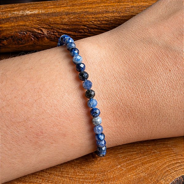 Pulseira de Cianita Azul: Proteção Espiritual e Força Interior