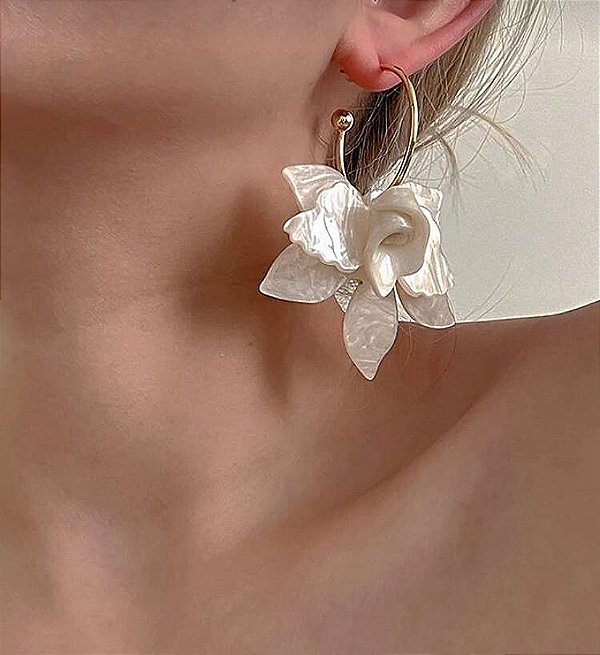 Argola Flor Acrílico Madrepérola