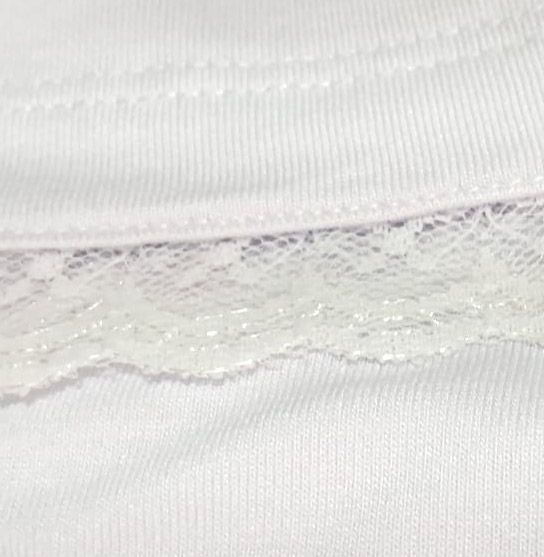 T-SHIRT MALHA BRANCA GOLA V COM RENDA MANGA