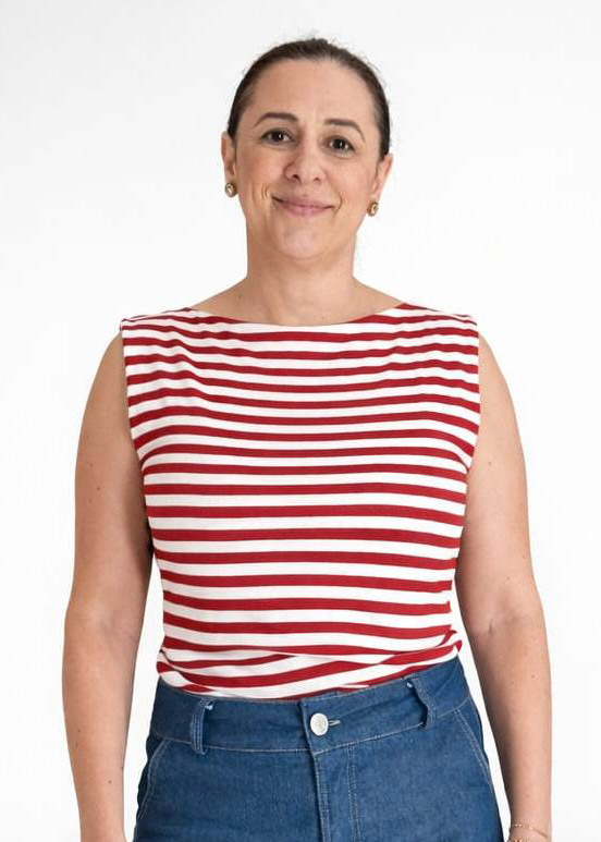 REGATA MALHA LISTRADA VERMELHO COM BRANCO GOLA CANOA