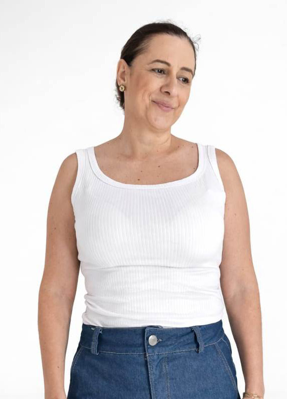 REGATA MALHA CANELADO BRANCO DECOTE U