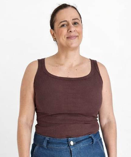 REGATA MALHA CANELADO BERINGELA DECOTE U