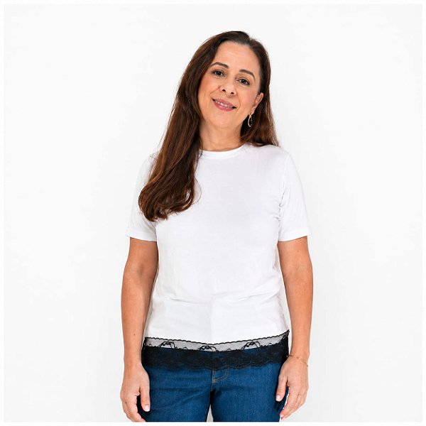 T-SHIRT MALHA BRANCA GOLA U COM RENDA PRETA