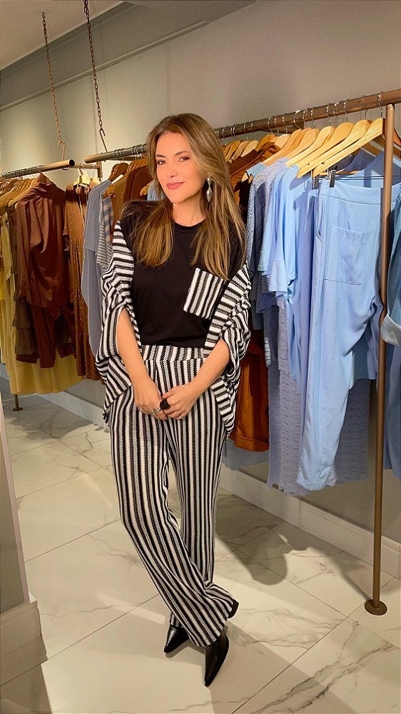 BLUSA COM BOLSO NINA PRETO