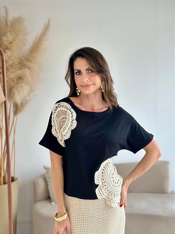 BLUSA COM DETALHE EM CROCHÊ PRETO