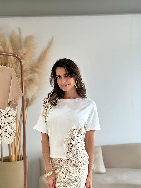 BLUSA COM DETALHE EM CROCHÊ BRANCO