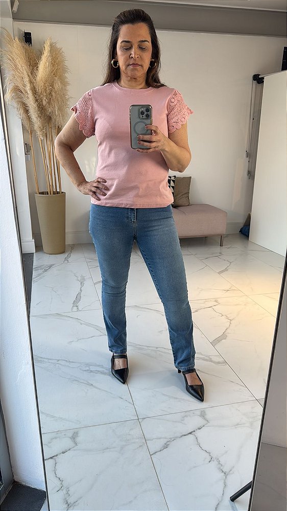 BLUSA DETALHE MANGA DE CROCHÊ ROSA