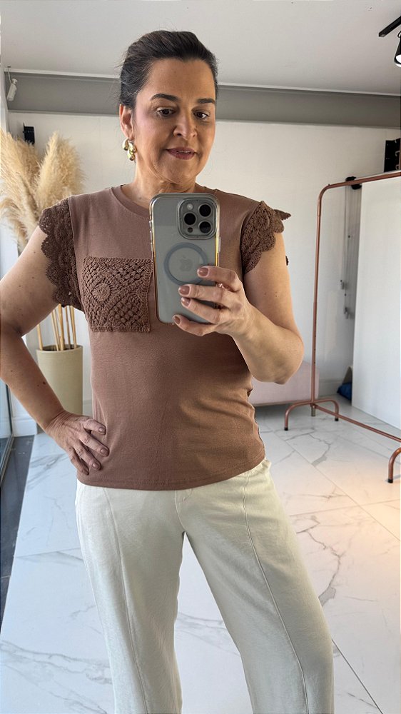 BLUSA COM DETALHE BOLSO CROCHÊ MARROM