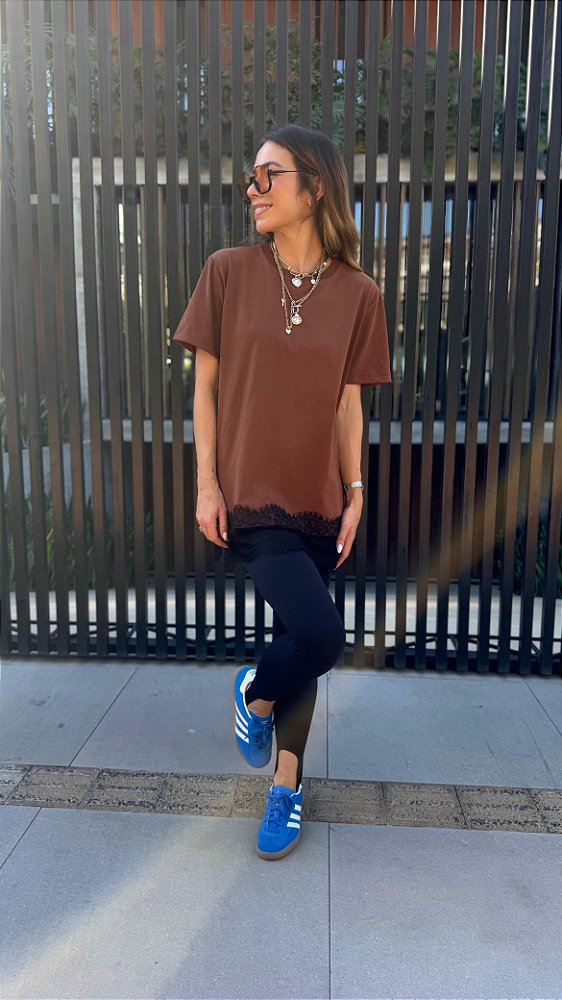 CAMISETA C/ RENDA MAYA MARROM
