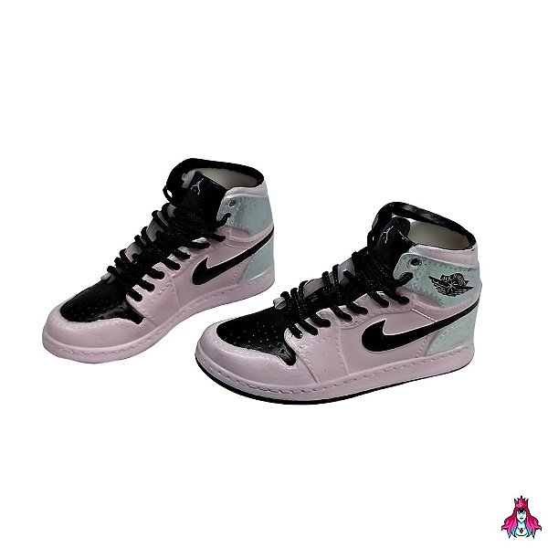 Mini Sneakers Nike Air Jordan Rosa & Preto com detalhe Holográfico