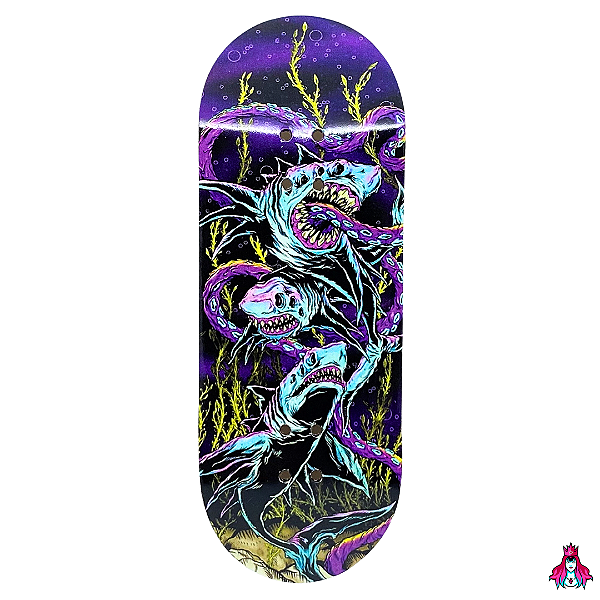 Deck marca Custom linha *Premium Series* medida 34x96mm modelo “Sharks“ + Tape Alien Stardust V2 (100% Maple)