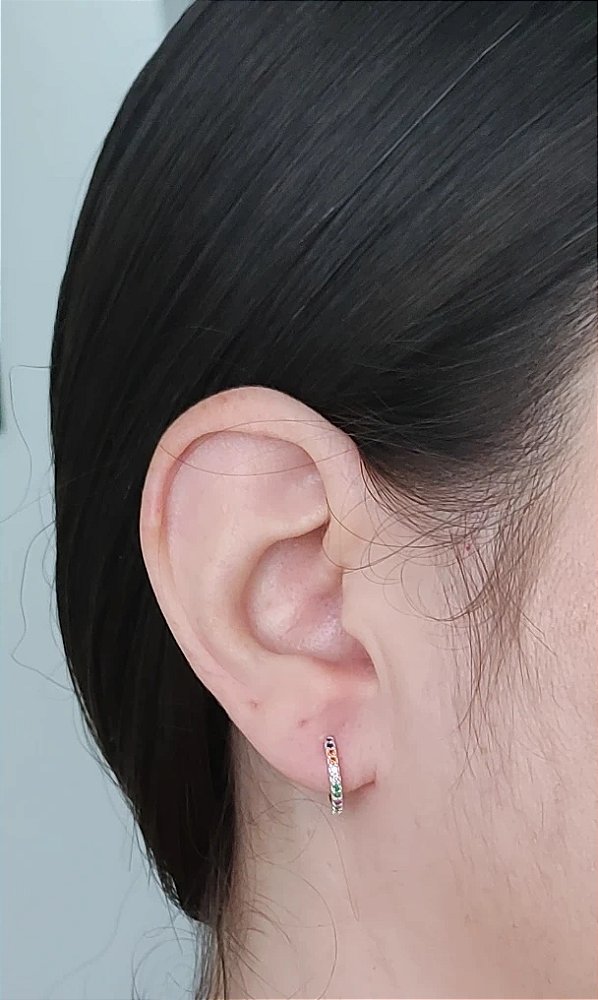 MEIA ARGOLA CRAVEJADA ZIRCÔNIAS COLORIDAS PRATA 925