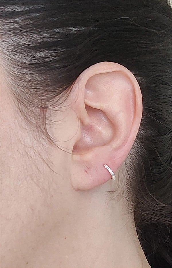 PIERCING DE PRATA CÍRCULO CRAVEJADO ZIRCÔNIAS