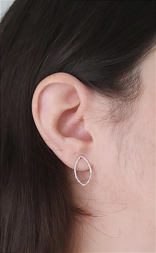 ARGOLA DE PRATA 925 OVAL TRABALHADA FRONTAL DIVA