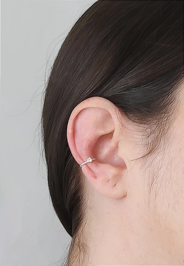 PIERCING DE PRATA 925 CONCH TORCIDO PONTO DE LUZ DIVA