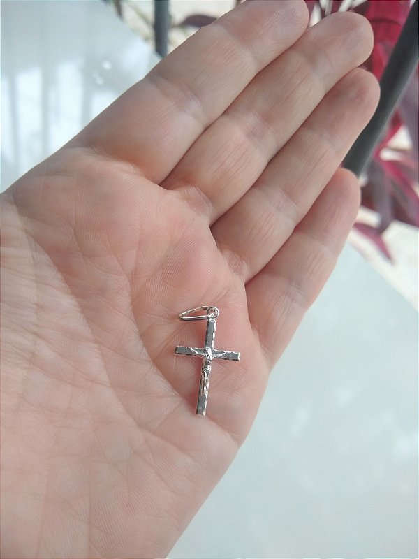 PINGENTE CRUZ ESCULPIDA COM JESUS CRISTO PRATA 925