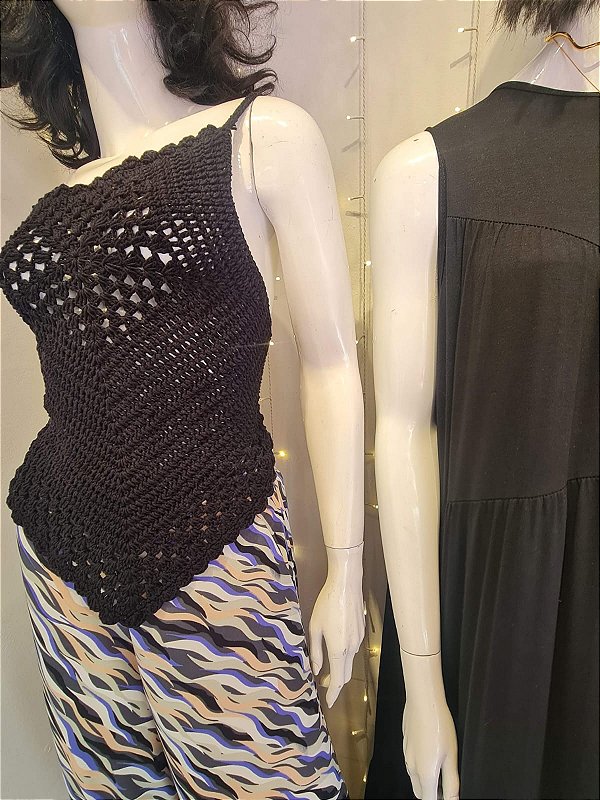 BLUSA TRIANGULAR DE CROCHÊ PRETA