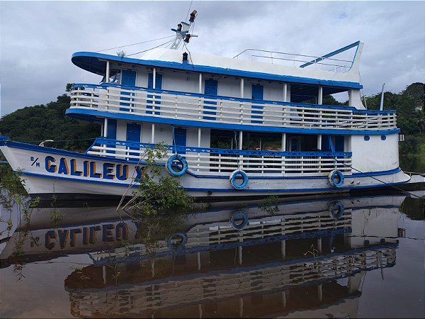 Barco com 4 Camarotes para Passeios em Manaus