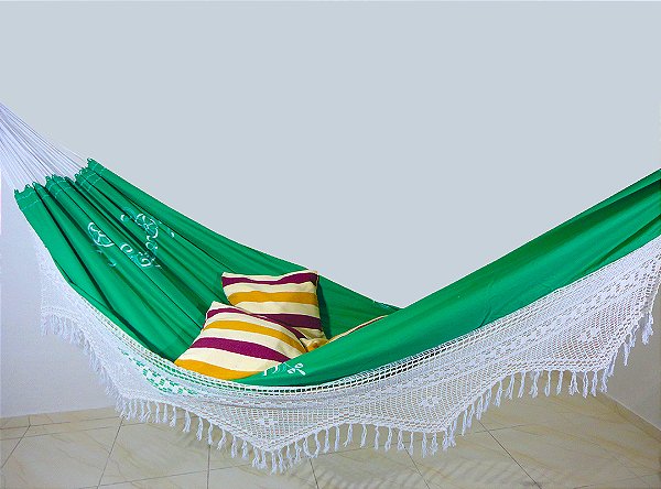 Rede de Dormir e Descanso Sol a Sol Premium Verde Bandeira Bordada com Varanda de Crochê.