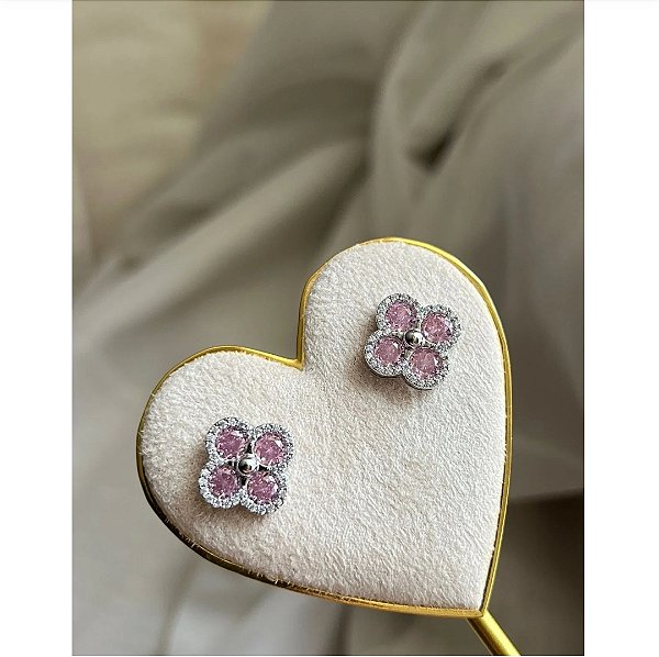 Brinco Trevo Cravejado com Pétalas em Zircônia Rosa