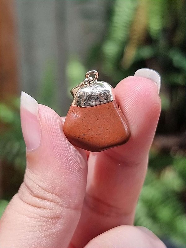 Pingente de Jaspe Vermelho com Banho Dourado (Pedra de Santa Sara Kali)