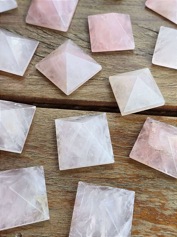 Pirâmide de Quartzo Rosa