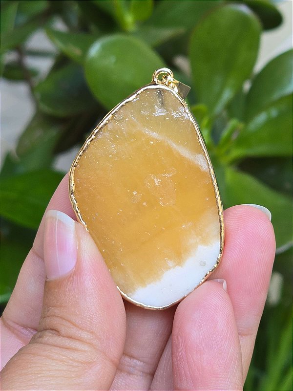 Pingente de Chapa de Calcita Mel com Banho Dourado