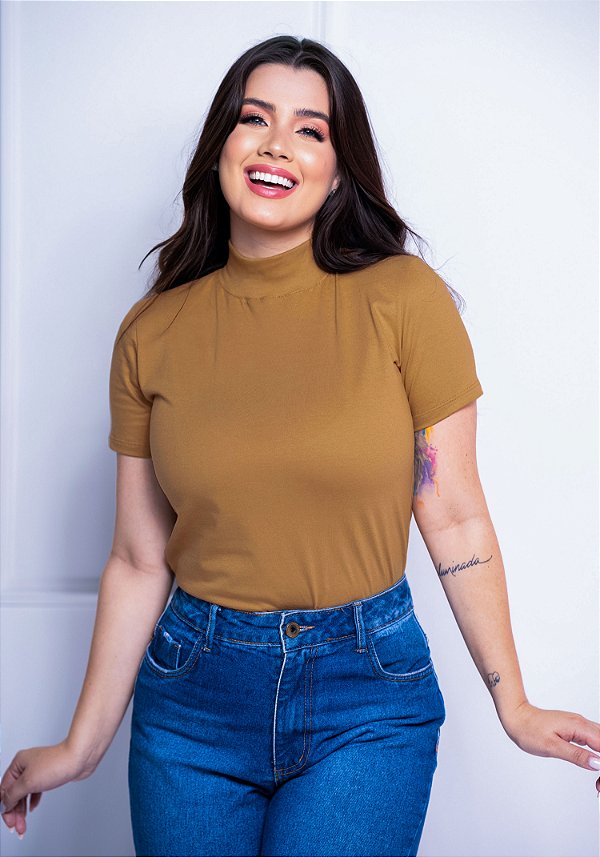 T-SHIRT GOLA ALTA - COR MADEIRA