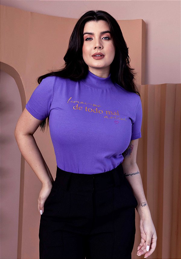 T-SHIRT GOLA ALTA - LIVRAI-ME DE TODO MAL - COR UVA