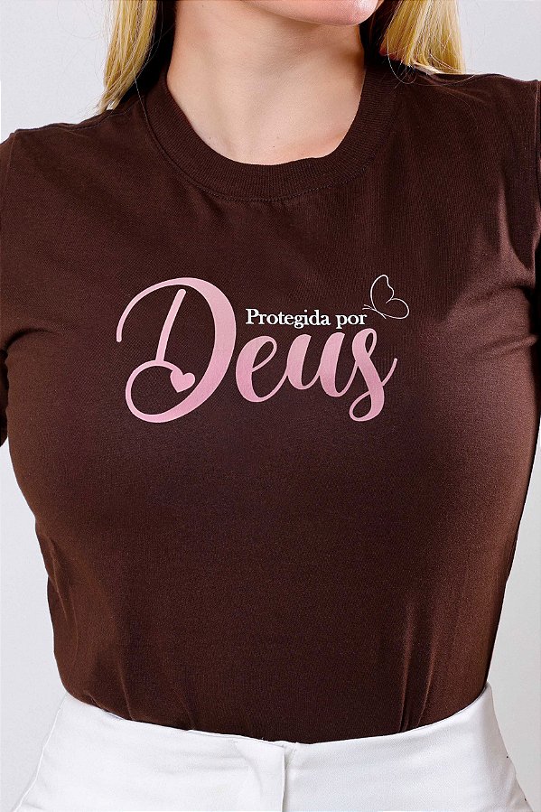 T-SHIRT FEMININA - PROTEGIDA POR DEUS - COR MARROM