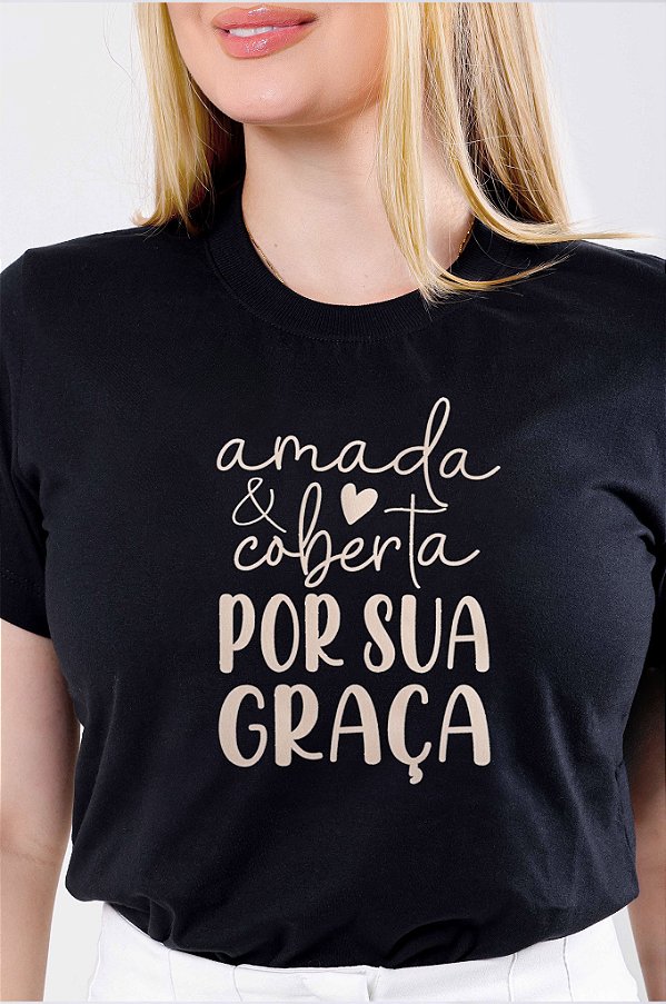 T-SHIRT FEMININA - AMADA E COBERTA POR SUA GRAÇA - COR PRETO
