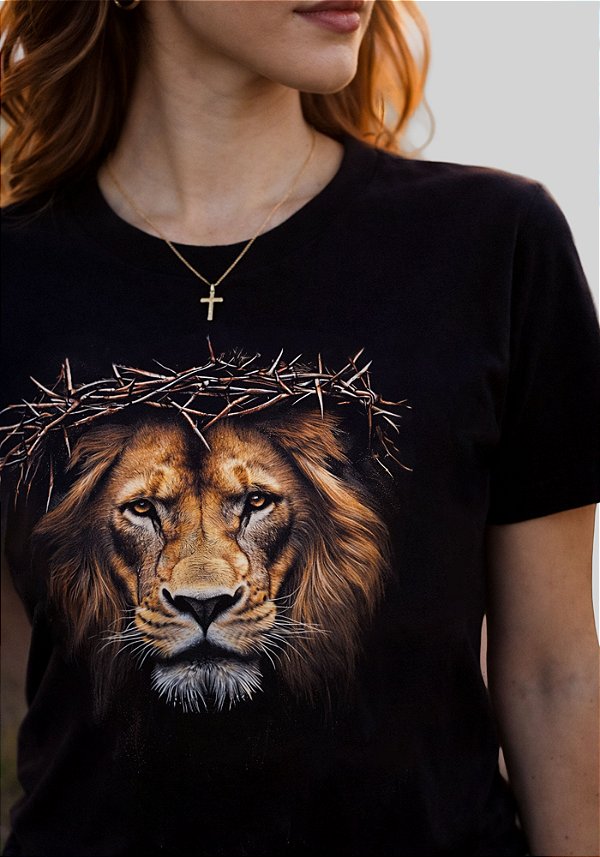 T-SHIRT FEMININA - LEÃO ELE VIVE COROA - COR PRETO