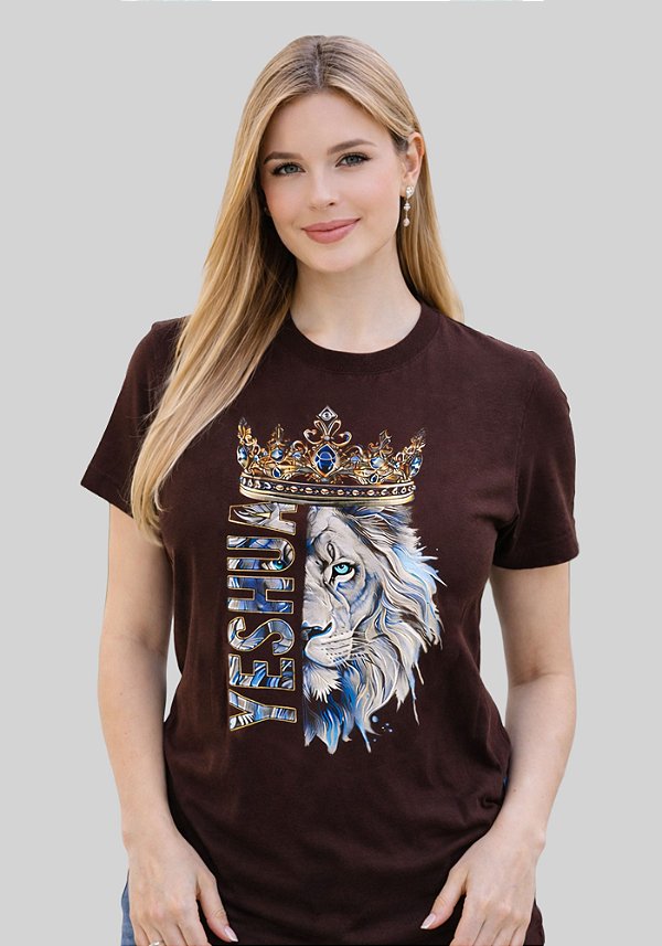 T-SHIRT FEMININA - LEÃO YESHUA COROA - COR MARROM