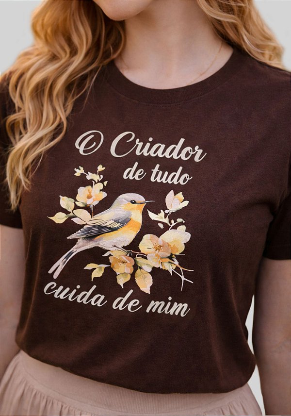 T-SHIRT FEMININA - O CRIADOR DE TUDO CUIDA DE MIM - COR MARROM