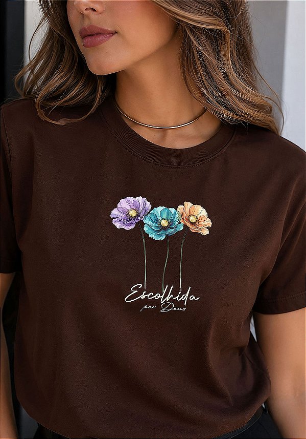 T-SHIRT FEMININA - FLORES ESCOLHIDA POR DEUS - COR MARROM