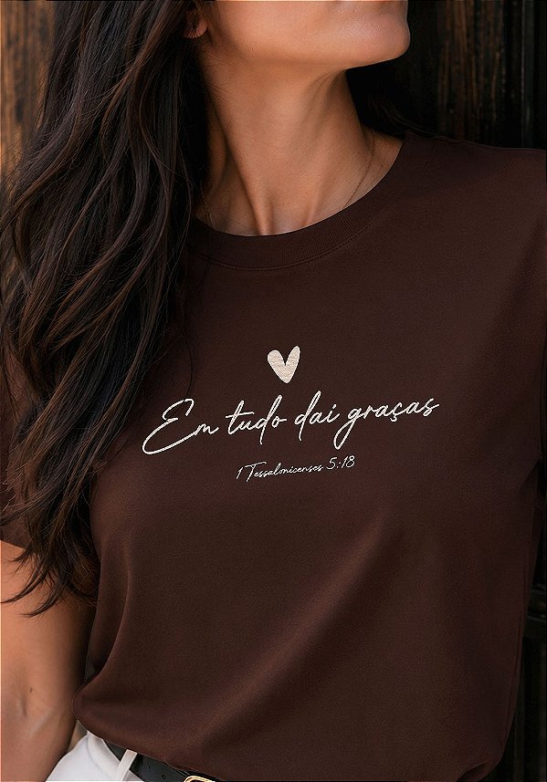 T-SHIRT FEMININA - EM TUDO DAI GRAÇAS - COR MARROM