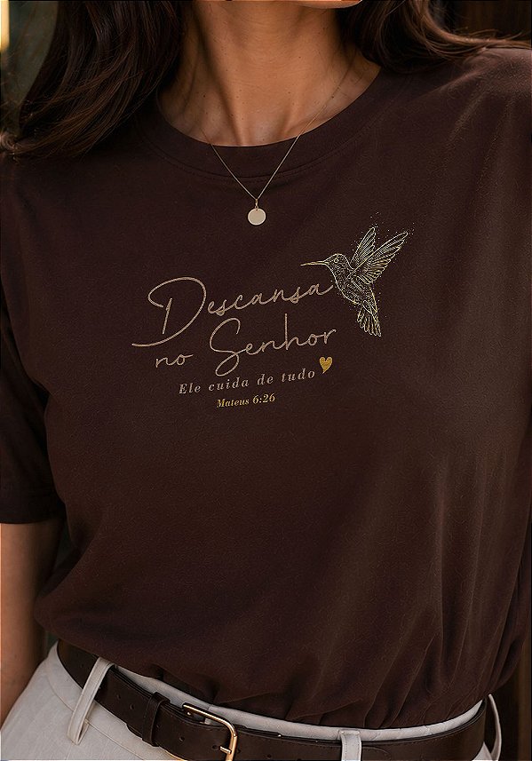 T-SHIRT FEMININA - DESCANSA NO SENHOR BEIJA-FLOR - COR MARROM