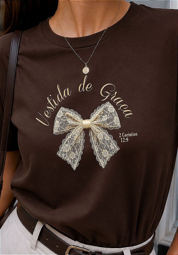 T-SHIRT FEMININA - VESTIDA DE GRAÇA - COR MARROM