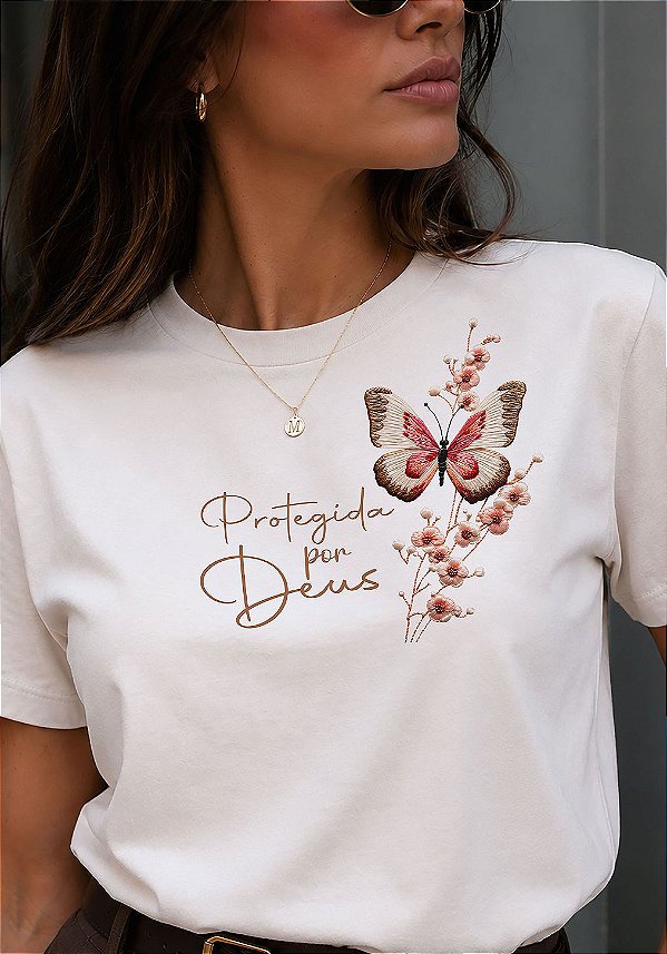T-SHIRT FEMININA - PROTEGIDA POR DEUS BORBOLETA - COR MARFIM