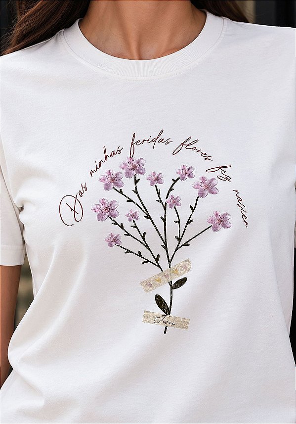 T-SHIRT FEMININA - ARANJO DE FLOR ROSA DAS MINHAS FERIDAS - COR MARFIM