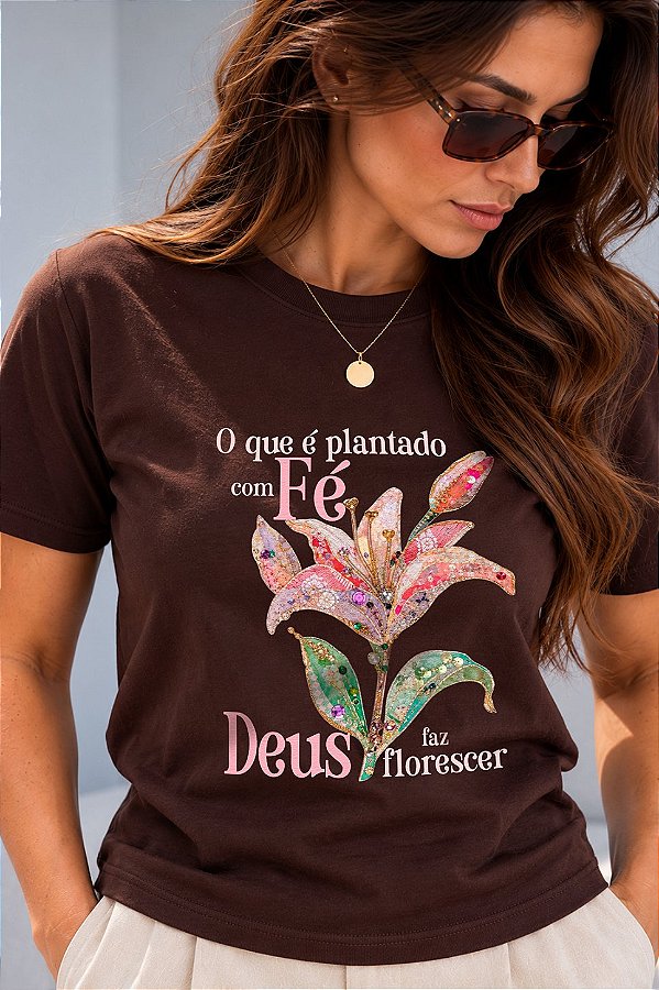 T-SHIRT FEMININA - FLOR DEUS FAZ FLORESCER - COR MARROM