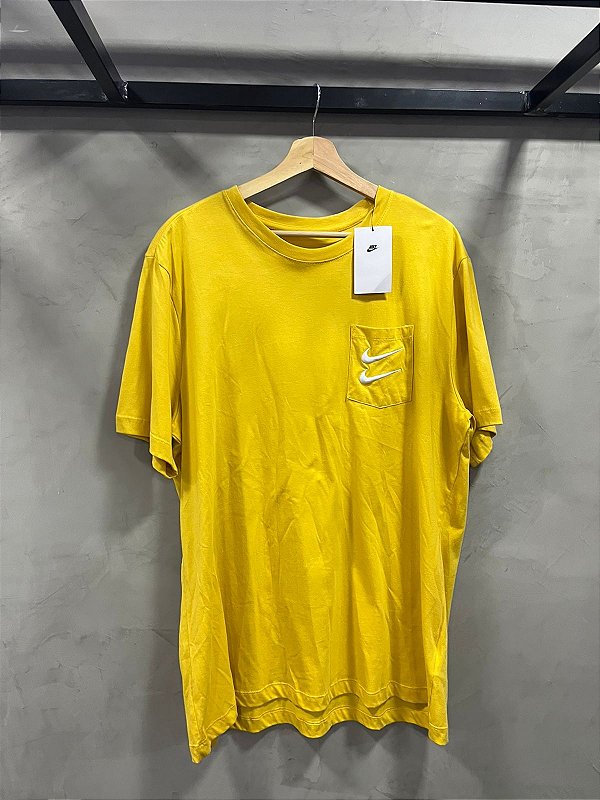 CAMISETA NIKE DOUBLE SWOOSH AMARELA(COM BOLSO)